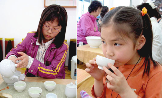 대잎차로 한 다도체험. 슬비는 차를 내는 '행주'역을, 예슬이는 차를 마시는 '손님'역을 맡아 재미있게 체험을 했다. 